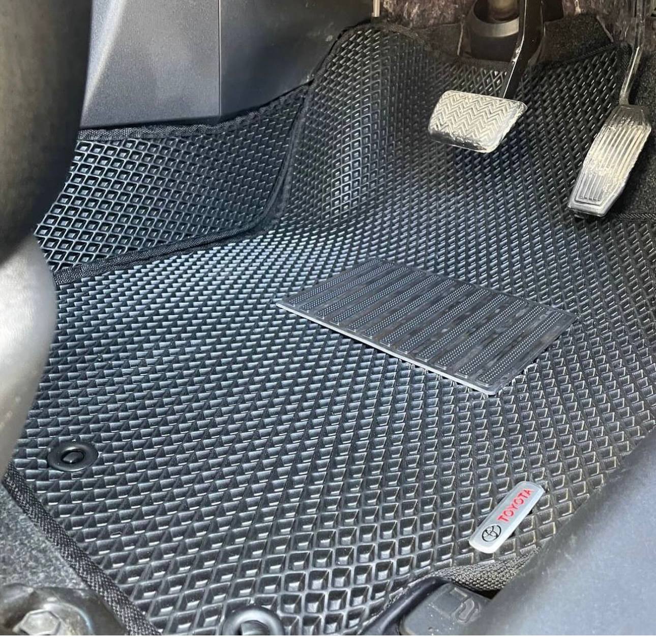 Готовый установленный комплект EVA ковриков в салоне