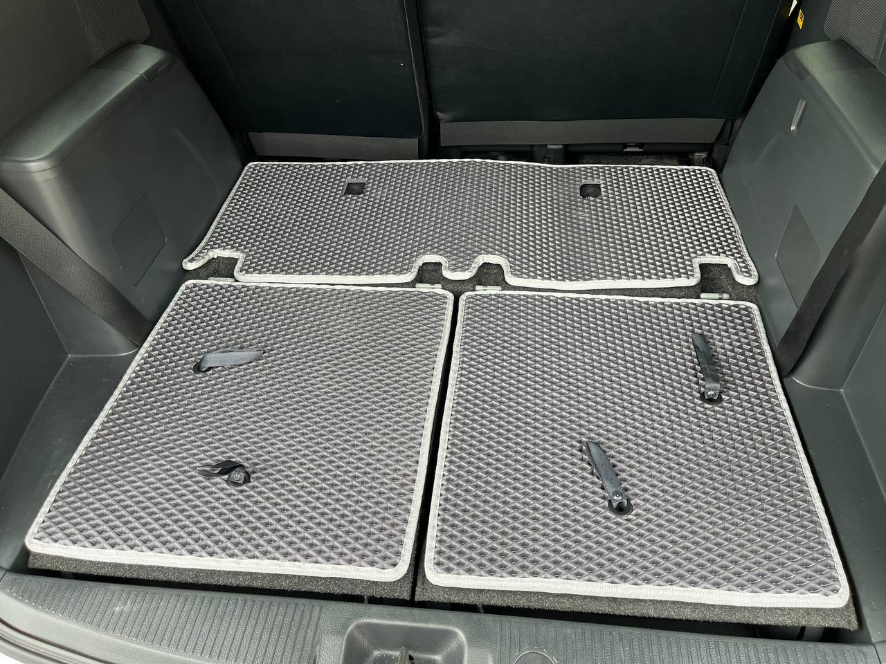 Раздельный коврик EVA в багажник. Удобно снимать секциями